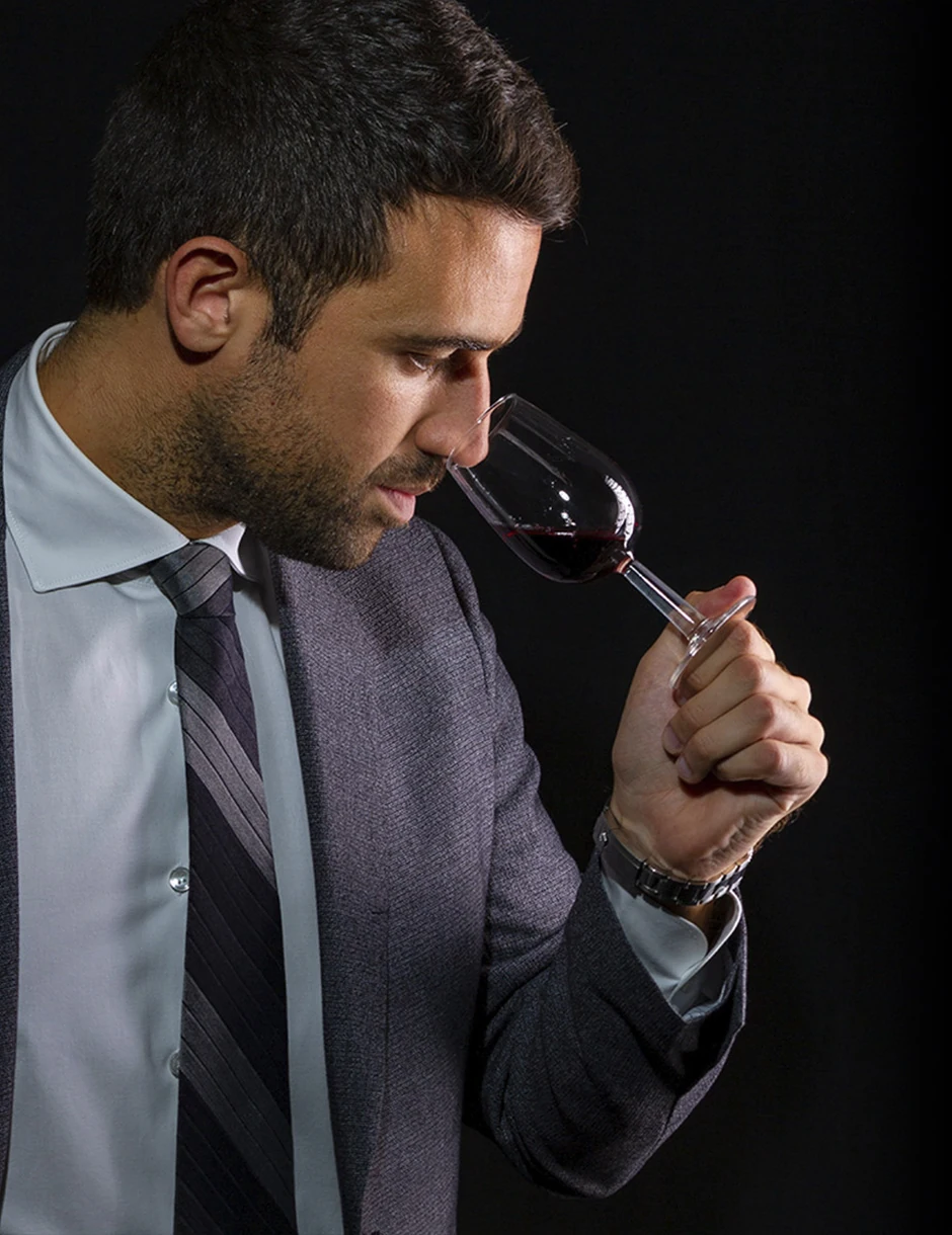 Marco Gallo, Sommelier e Wine Consultant, durante una degustazione